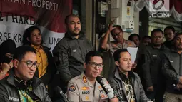 Kabid Humas Polda Metro Jaya Kombes Pol Argo Yuwono (tengah) memberi keterangan kasus sindikat kejahatan properti saat rilis di Jakarta, Jumat (9/8/2019). Subdit 2 Harda Ditreskrimum Polda Metro Jaya menangkap tiga tersangka dalam kasus ini. (Liputan6.com/Faizal Fanani)