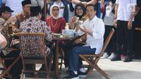 Presiden Joko Widodo (Jokowi) menikmati minuman saat meninjau Rest Area 538 dan menjajal makanan seusai meresmikan ruas Tol Sragen-Ngawi, Rabu (28/11). Jokowi duduk semeja dengan kepala serta pimpinan daerah setempat. (Liputan6.com/Angga Yuniar)