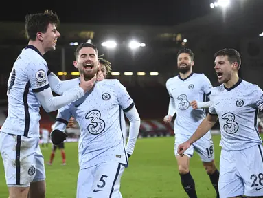 Gelandang Chelsea, Jorginho (tengah) melakukan selebrasi usai mencetak gol ke gawang Sheffield United pada pertandingan lanjutan Liga Inggris di stadion Bramall Lane di Sheffield, Inggris, Senin (8/2/2021). Chelsea menang tipis atas Sheffield United 2-1. (Oli Scarff / Pool via AP)