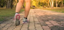 Japanese interval walking mengajak tubuh bergerak dengan intensitas berbeda melalui pergantian jalan cepat dan jalan santai dalam satu sesi. (Foto/Dok: Magnific)