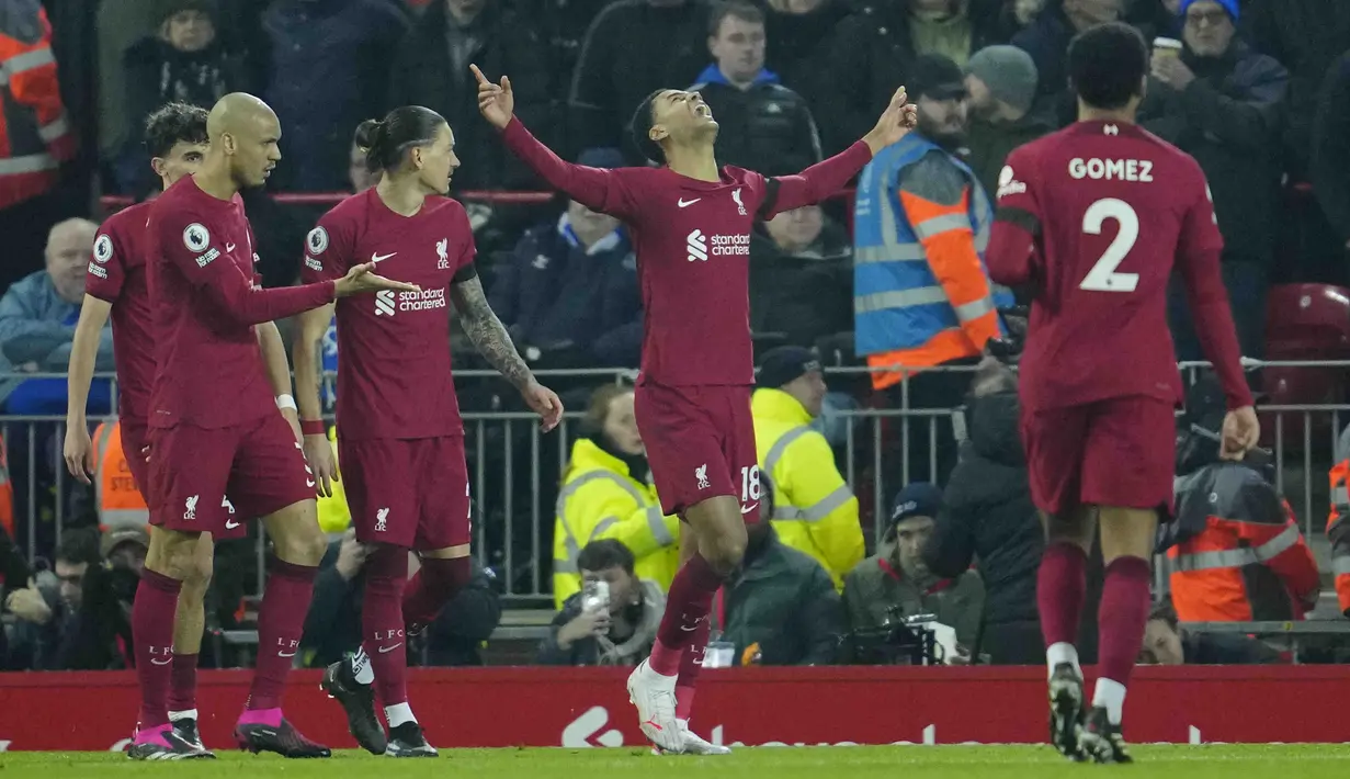 <p>Penyerang Liverpool, Cody Gakpo (tengah) berselebrasi dengan rekan setimnya setelah mencetak gol ke gawang Everton pada pertandingan lanjutan Liga Inggris di stadion Anfield di Liverpool, Inggris, Selasa (14/2/2023). Ini merupakan gol perdana Gakpo sekaligus mengantar Liverpool menang atas Everton 2-0. (AP Photo/Jon Super)</p>