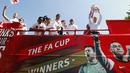 Pelatih Arsenal, Arsene Wenger (kanan) mengangkat trofi Piala FA saat parade kemenangan di London, Inggris, (18/5/2014). (REUTERS/Andrew Winning)