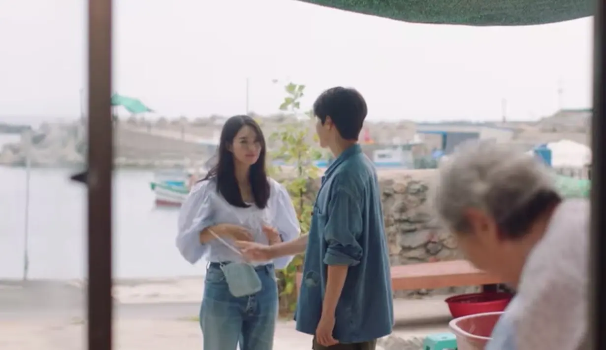 Di episode ke tujuh, Shi Min Ah tampak memadukan gaya busananya bernuansa pastel dengan tas bernuansa biru muda dari Miu Miu. Tas tersebut memiliki aksen lipat yang terlihat unik. Harga kisarannya sekitar Rp. 34 juta rupiah.