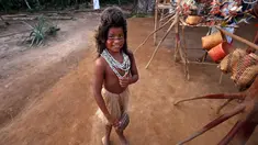 Seorang anak perempuan dari suku Amazon Tatuyo terlihat di Rio Negro (Black River), sebuah desa dekat Manaus City, Brasil, (23/6/2014). (REUTERS/Andres Stapff)