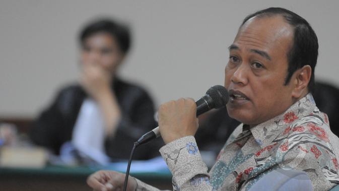 Mantan Kakorlantas Mabes Polri Irjen. Djoko Susilo saat menjadi saksi sidang korupsi alat Simulator SIM dengan terdakwa mantan Wakakorlantas Brigjen. Didik Purnomo di Pengadilan Tipikor, Jakarta, Senin (23/2/2015). (Liputan6.com/Herman Zakharia)