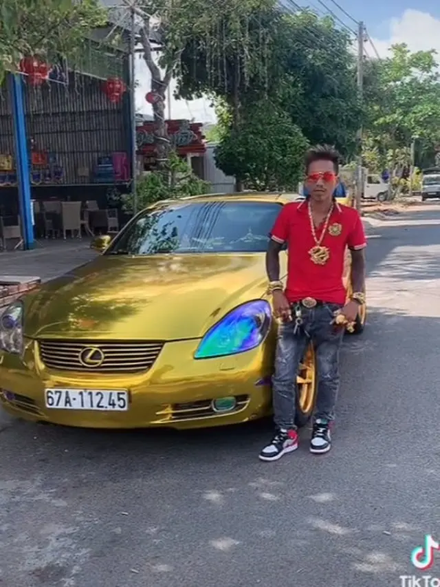 Dipercaya Bisa Bawa Hoki, Pria Vietnam Ini Pakai 2 Kg Perhiasan Emas di Tubuhnya