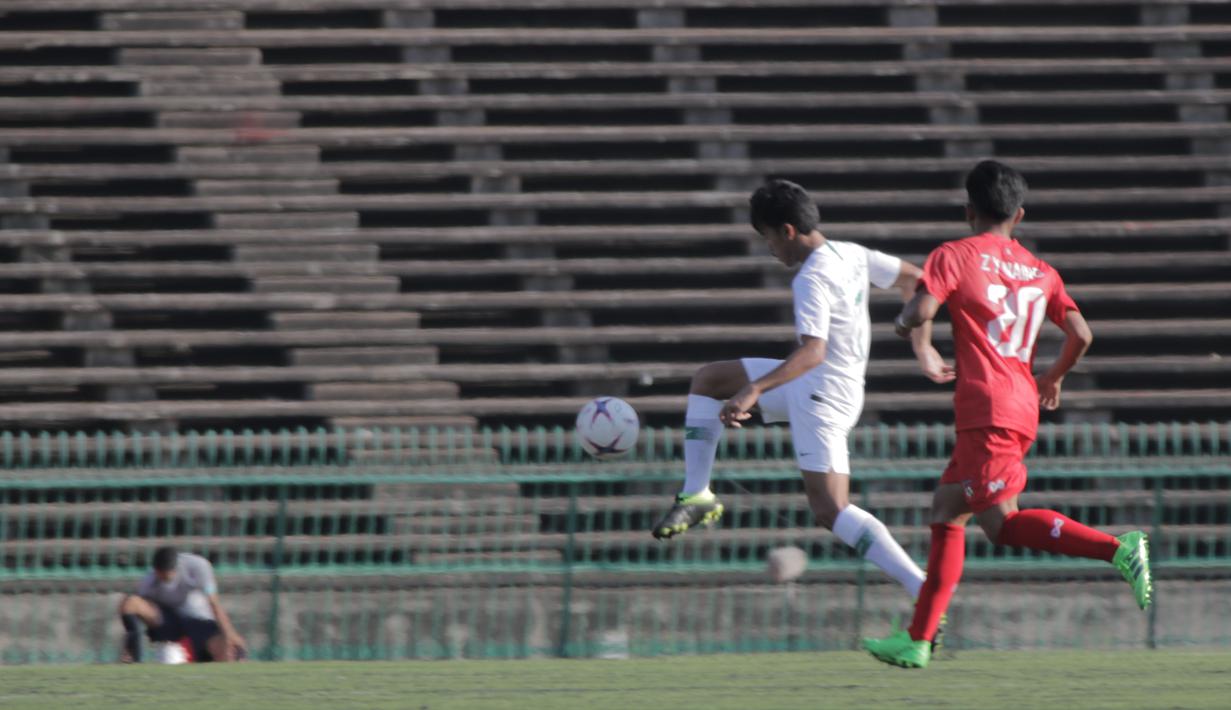 Aksi Lutfi Kamal pada laga pertama piala AFF U-22 yang berlangsung di Stadion Nasional, Phom Penh, Kamboja, (Senin/18/2). Timnas Indonesia bermain imbang 1-1 kontra Myanmar. (Bola.com/Zulfirdaus Harahap)