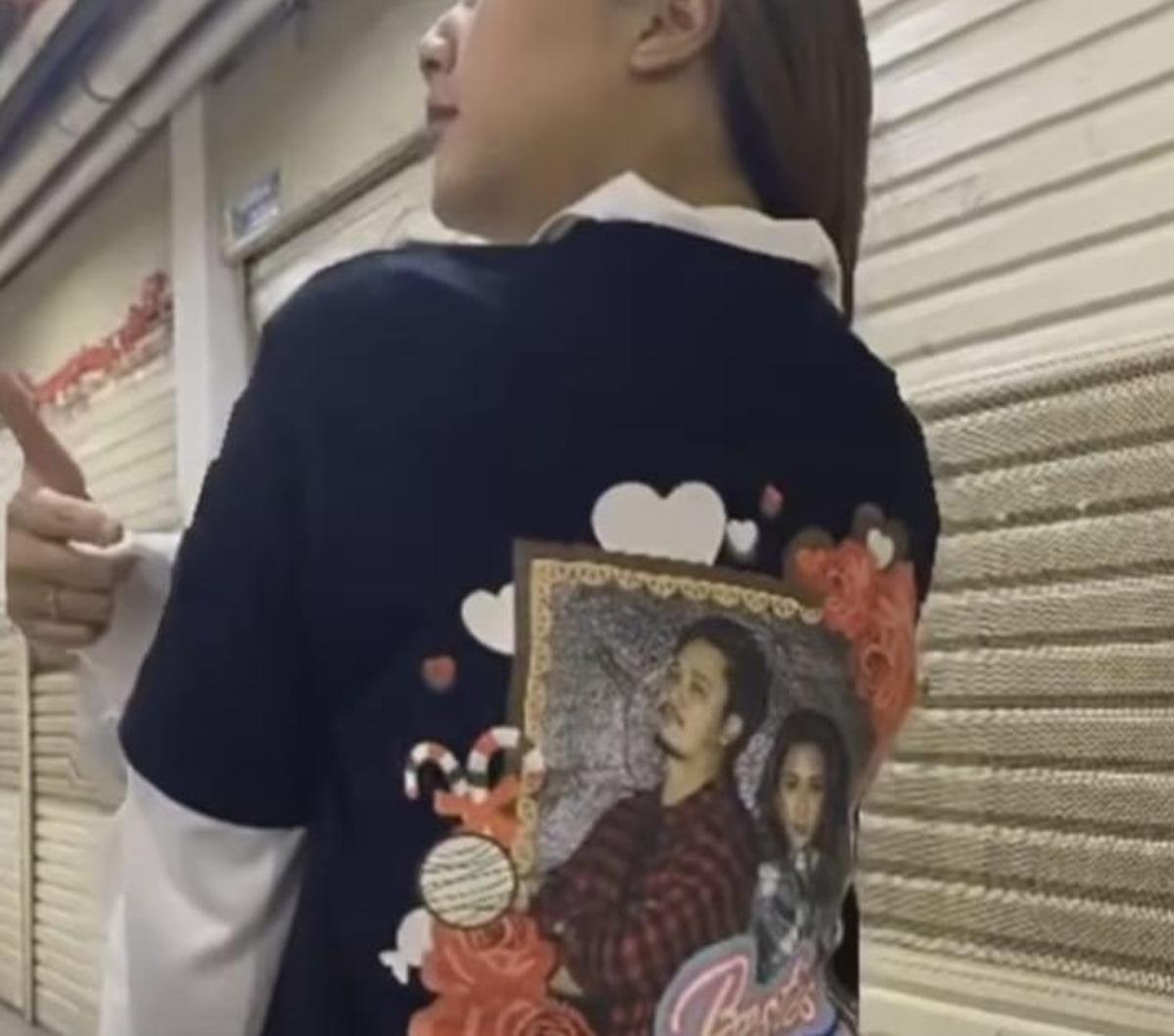 Pada bagian belakang kaos,&nbsp; Sherina memajang foto Derby Romero dan bertuliskan “Bestie Forever” juga dikelilingi hiasan  bunga mawar merah.