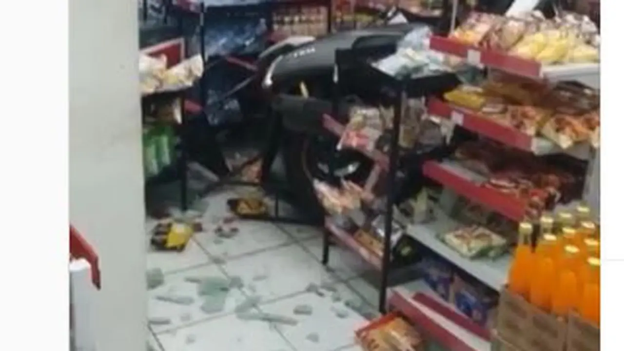 Seorang pengendara sepeda motor Yamaha N-Max menyeruduk masuk ke dalam minimarket di kawasan Kemang, Jakarta Selatan