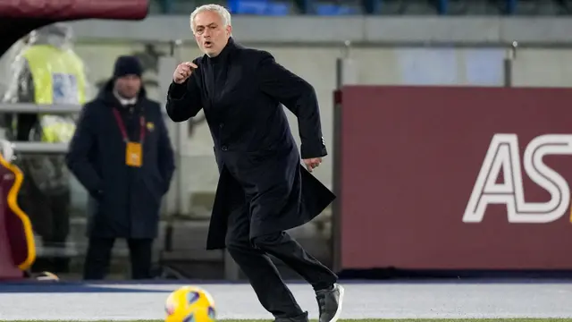 Foto: Drama Kartu Merah Jose Mourinho saat AS Roma Melawan Atalanta di Liga Italia, Jadi yang Kelima Sepanjang Kariernya