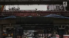 Pekerja konstruksi menyelesaikan pembangunan LRT Jabodebek rute Cawang-Dukuh Atas di Cawang, Jakarta, Jumat (8/3). Kementerian PUPR mengungkapkan ada sejumlah tantangan di sektor jasa konstruksi pada era Revolusi Industri 4.0. (Liputan6.com/Faizal Fanani)
