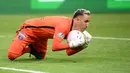 Kiper Paris Saint-Germain, Keylor Navas menangkap bola saat melawan AS Monaco dalam laga final Coupe de France 2020/2021 di Stade de France, Paris, Rabu (19/5/2021). PSG menang 2-0 dan menjadi juara. (AFP/Franck Fife)