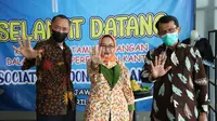 Wakil Bupati Garut Helmi Budiman dan perwakilan dari AIC saat pembukaan galeri AIC di Komplek Ruko Claster Sariwates, Garut, Jawa Barat. (Liputan6.com/Jayadi Supriadin)
