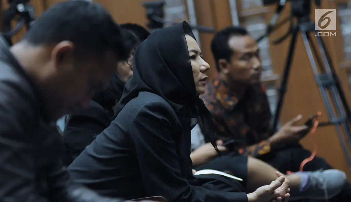 Bupati nonaktif Kutai Kartanegara, Rita Widyasari saat menyaksikan sidang lanjutan terdakwa suap pemberian izin lokasi perkebunan di Kutai Kartanegara, Hery Sutanto Gun di Pengadilan Tipikor, Jakarta, Selasa (27/3). (Liputan6.com/Helmi Fithriansyah)