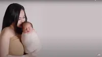 Denise Charieta Akhirnya Ungkap Wajah Serta Nama Bayinya untuk Pertama Kalinya: Jaden Bowen Yap. (YouTube Denise Chariesta)
