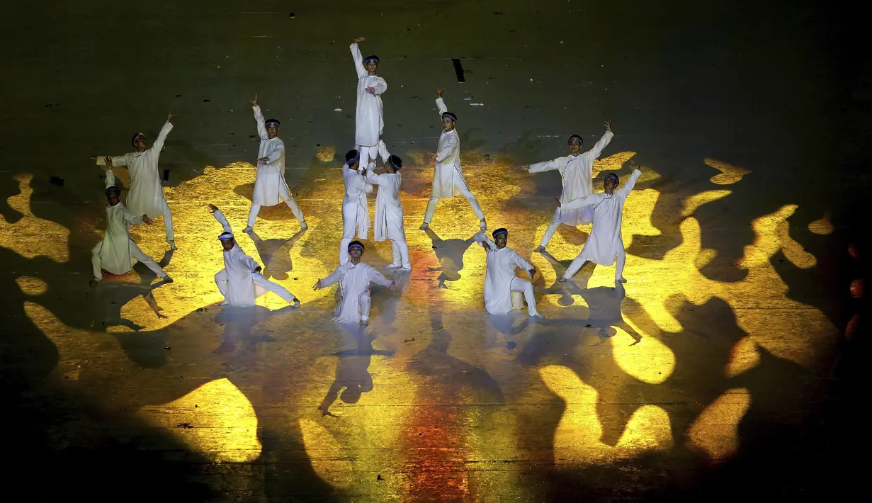 Para penari tampil pada upacara pembukaan SEA Games 2021 di Hanoi, Vietnam, 12 Mei 2022. SEA Games 2021 berlangsung dari tanggal 12 Mei hingga 23 Mei di Hanoi dan 11 provinsi terdekat. (AP Photo/Minh Hoang)