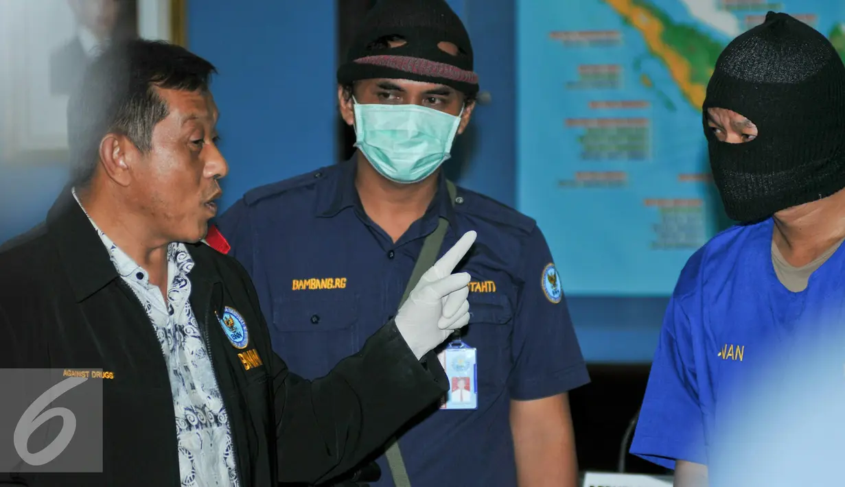 Tersangka TL dihadirkan dalam rilis di kantor BNN Cawang, Jakarta, Jumat (4/12). Atas perbuatannya TL berhadapan dengan hukuman berat dengan acaman maksimal hukuman mati. (Liputan6.com/Yoppy Renato)