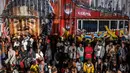 Para pengunjung berkumpul untuk mengikuti peragaan busana utama selama Kibera Fashion Week di pemukiman informal Kibera di Nairobi, pada tanggal 15 Oktober 2023. (LUIS TATO/AFP)