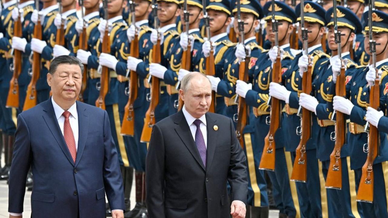 Presiden China Xi Jinping dan Presiden Rusia Vladimir Putin menjanjikan kemitraan 'Era Baru' dalam pertemuan yang berlangsung di Beijing, China, Kamis (16/5/2024). Keduanya kompak mengutuk rival mereka, Amerika Serikat (AS), yang dianggap sebagai hegemon 