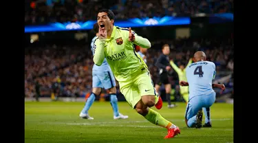 Pemain depan Barcelona, Luis Suarez merayakan gol pertamanya ke gawang Manchester City di laga 16 besar Liga Champions di Stadion Etihad, Manchester, Inggris  (24/2/2015). Barcelona unggul 2-0 atas Man City.(Reuters/Darren Staples)