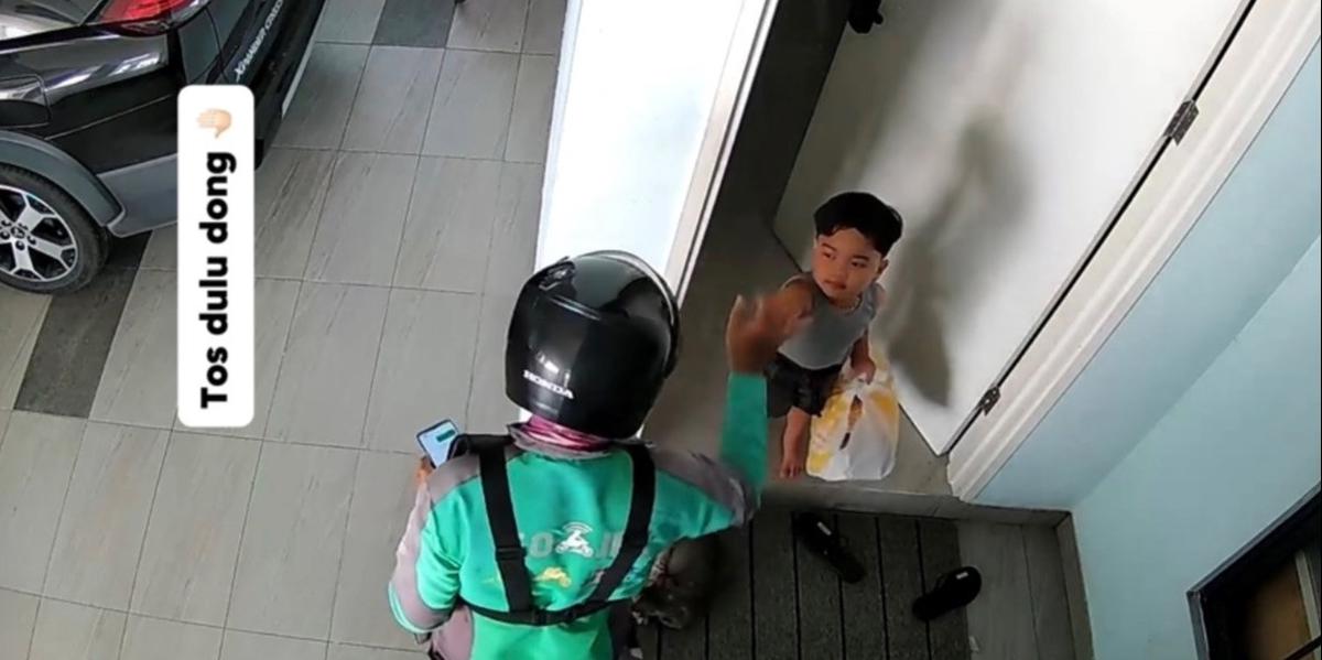 "Ini sayang. Kamu lucu amat sih. Tos dulu dong. Jempol. Gunting batu kertas," ucap driver ojol mengajak putra Alma bermain kecil.