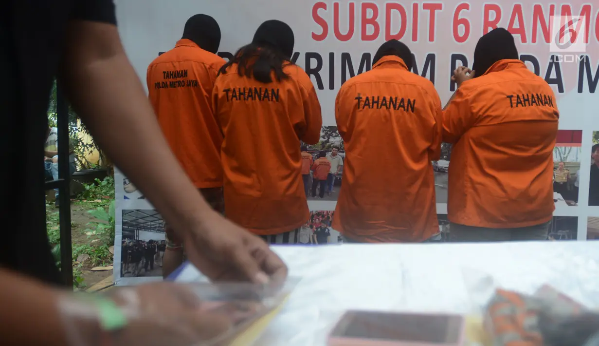 Sejumlah tersangka dihadirkan polisi dalam rilis kasus praktik prositusi di Apartemen Kalibata City, Jakarta, Kamis (29/3). Hingga saat ini, kasus prostitusi tersebut masih dalam penanganan dan penyelidikan pihak kepolisian. (Merdeka.com/Imam Buhori)