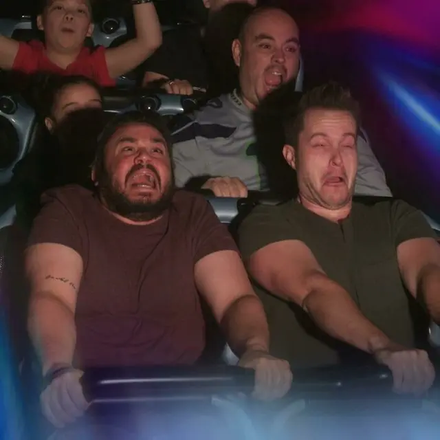 7 Potret Kocak Orang Naik Roller Coaster Ini Bikin Geleng Kepala