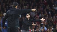 Pelatih Arsenal, Mikel Arteta (kanan) dan pelatih Liverpool, Jurgen Klopp memberikan instruksi selama pertandingan lanjutan Liga Inggris antara Arsenal dan Liverpool di Stadion Emirates di London, Minggu (9/10/2022). Arsenal menang tipis atas Liverpool dengan skor 3-2. (AP Photo/Rui Vieira)