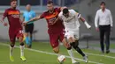 Penyerang Sevilla, Youssef En-Nesyri, berebut bola dengan gelandang AS Roma, Bryan Cristante, dalam laga babak 16 besar Liga Europa 2019/2020 di MSV-Arena, Jerman, Jumat (7/8/2020) dini hari WIB. Sevilla menang 2-0 atas AS Roma. (AFP/Friedemann Vogel/pool)