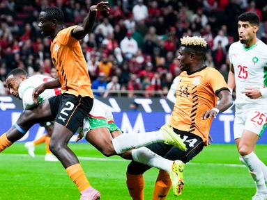 Pemain Maroko, Ayoub El Kaabi, mencetak gol ke gawang Zambia pada laga Piala Afrika di Prince Moulay Abdellah Stadium, Selasa (30/12/2025). (AP Photo/Themba Hadebe)