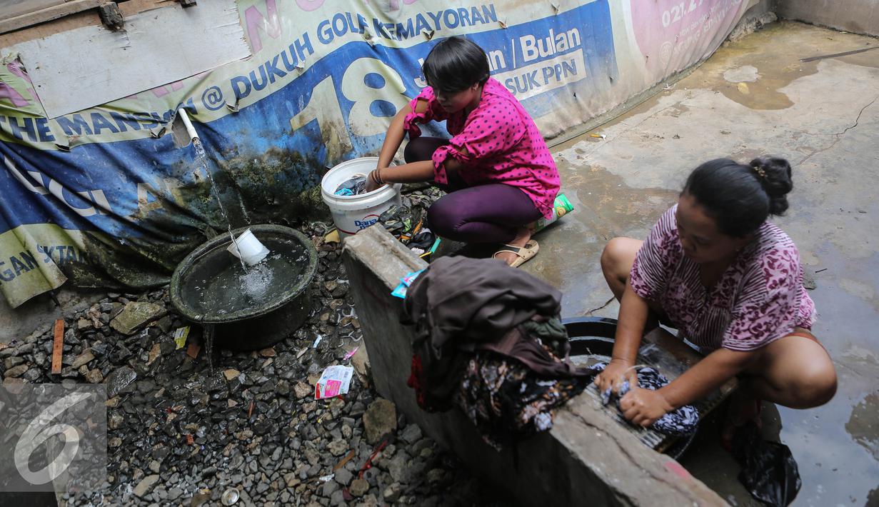 Warga mencuci baju dengan air sumur yang di pompa dengan mesin di Kampung Bandan, Jakarta, Selasa (28/7/2015). Sulitnya mendapatkan air bersih membuat warga terpaksa menggunakan air sumur untuk memenuhi kebutuhan hidupnya. (Liputan6.com/Faizal Fanani)