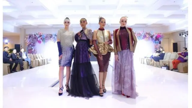 Koleksi Terbaru Hengki Kawilarang Bernuansa  Kerajaan Sriwijaya dan Tampil di NYFW