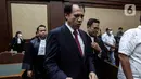 Terdakwa kasus korupsi pengadaan helikopter AW-101, Irfan Kurnia Saleh alias Jhon Irfan Kenway berjalan pergi usai menjalani sidang vonis di Pengadilan Tipikor, Jakarta, Rabu (22/2/2023). Direktur PT Diratama Jaya Mandiri itu divonis 10 tahun penjara dan denda Rp 1 miliar subsider 6 bulan penjara. (Liputan6.com/Johan Tallo)