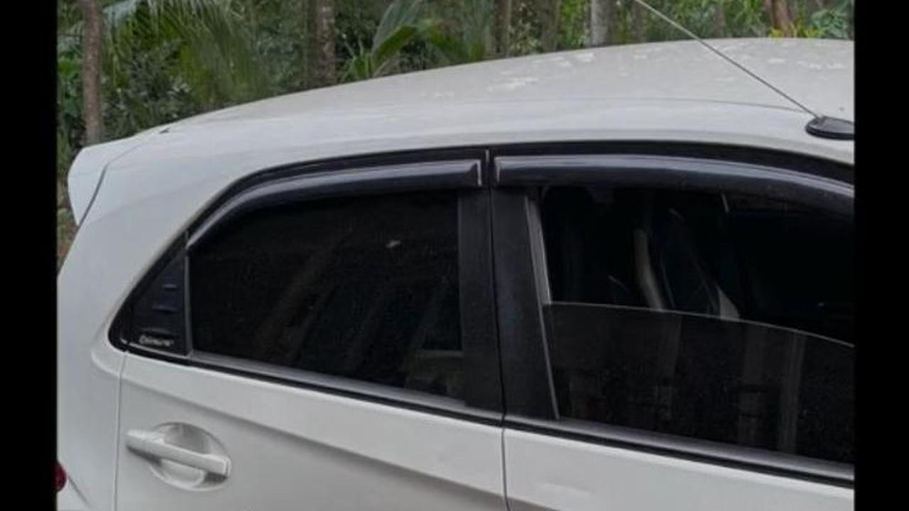 Tak hanya berbagai barang branded, mereka juga terpaksa menyita satu unit mobil yang dibeli secara cash. Hal ini dilakukan karena mobil ini juga diduga dibeli dengan uang yang ia gelapkan selama dua tahun bekerja.