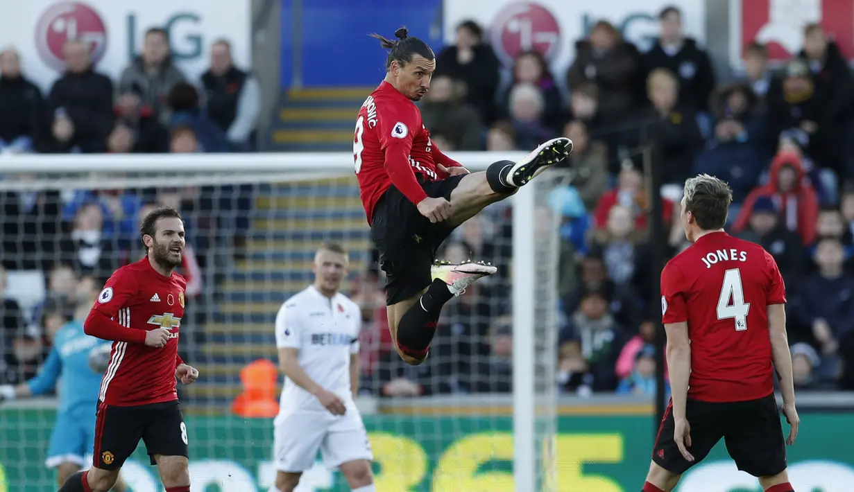 Aksi pemain Manchester United, Zlatan Ibrahimovic merayakan golnya ke gawang Swansea City pada laga Premier League 2016-2017 di Liberty Stadium, (6/11/2016). (Action Images via Reuters/John Sibley)