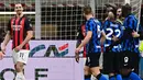 Striker AC Milan, Zlatan Ibrahimovic, bersitegang dengan striker Inter Milan, Romelu Lukaku, pada laga perempat final Coppa Italia di Giuseppe Meazza, Selasa (26/1/2021). Inter Milan menang dengan skor 2-1. (AFP/Miguel Medina)