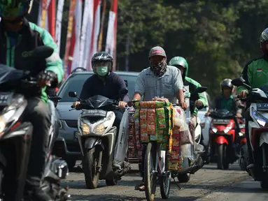 Pengendara padat merayap melewati jalan Cikini Raya, Jakarta, Kamis (1/8/2019). Kemacetan jalan tersebut karena adanya proyek pelebaran trotoar yang direvitalisasi serta penggantian aspal jalan dan volume kendaraan yang cukup tinggi. (merdeka.com/Imam Buhori)