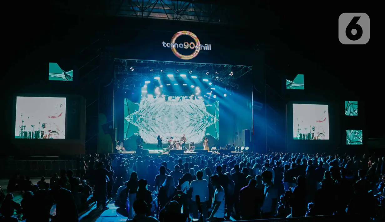 Band Barasuara tampil menghibur penonton pada Tamagochill festival yang bertajuk it’s time to go chill di Tennis Indoor Senayan, Jakarta, Jumat (22/11/2019). Dalam penampilannya mereka membawakan sejumlah lagu tenarnya seperti Sendu Melagu, Mengunci Ingatan, dan Bahas Bahasa. (Liputan6.com/Faizal F
