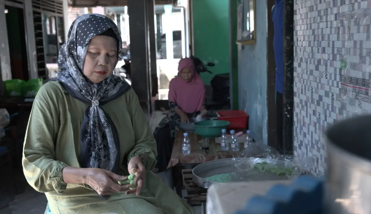 <p>Bagi masyarakat Pulau Jawa, tentu tidak asing dengan rasa kue klepon. Keberadaannya juga mudah ditemui. Bahkan terdapat satu desa berjuluk 'Kampung Klepon' di Sidoarjo, Jawa Timur. Nah, apabila sedang di Sidoarjo, sempatkan mampir ke Desa Bulang, Kecamatan Prambon. Jajaran pengusaha klepon binaan Bank Rakyat Indonesia (BRI) dengan mudah ditemukan di sepanjang jalan dengan harga relatif terjangkau. (FOTO: Dokumentasi BRI)</p>