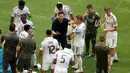 Pelatih Real Madrid, Xabi Alonso memberikan instruksi kepada para pemainnya saat laga Grup H Piala Dunia Antarklub 2025 melawan Al Hilal di Hard Rock stadium, Miami, Amerika Serikat, Kamis (19/06/2025) WIB. (AFP/Sandra Montanez)