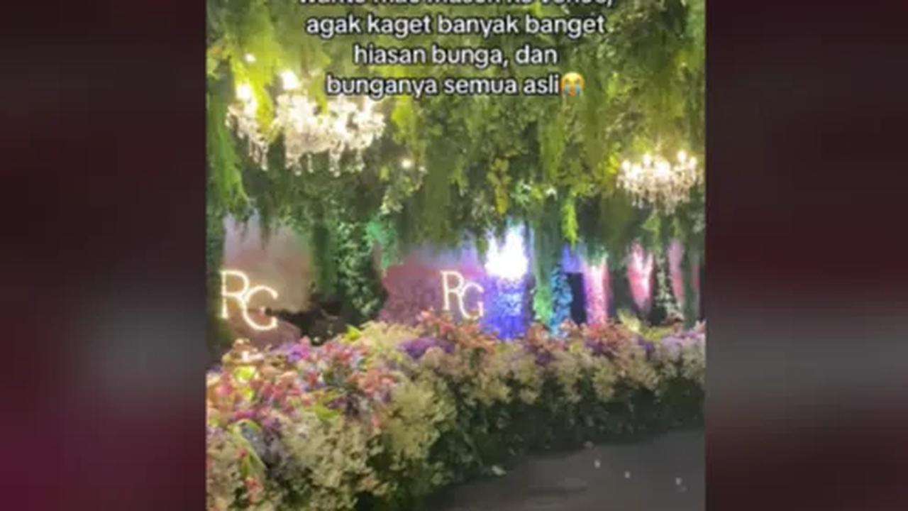 Bagaimana tidak, seluruh ruangan dipenuhi oleh hiasan bunga yang semuanya menggunakan bunga asli. Hal tersebut diungkapkan oleh MUA Gwen Ashley melalui akun TikTok imelvilentcia.<br>