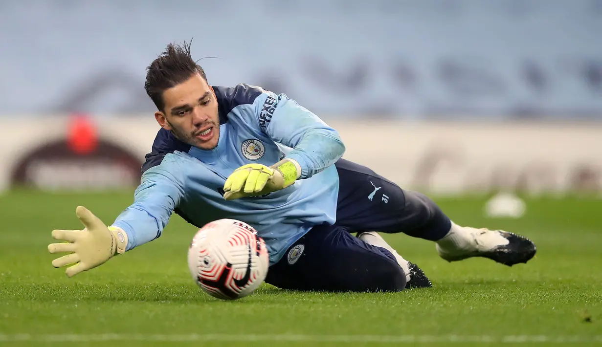<p>Ederson Moraes menjadi daftar pertama pemain top yang lahir bebarengan dengan HUT Kemerdekaan Republik Indonesia. Pria kelahiran Osasco, Brasil 17 Agustus 1993 itu merupakan salah satu sosok kunci kedigdayaan Manchester City di Liga Inggris maupun Eropa. Dalam dua musim terakhir, Ederson sukses menyabet gelar Golden Glove di liga. Selain itu, sang pemain juga dikenal memiliki kemampuan dalam membaca serangan dan memberikan umpan-umpan panjang yang akurat. (AFP/Martin Rickett)</p>
