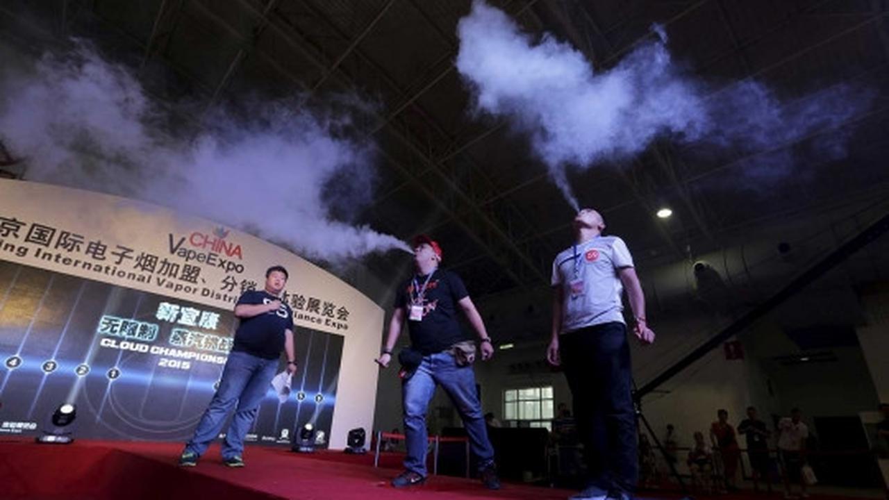 Antusiasme pengunjung & sales isap e-rokok di Vape China Expo