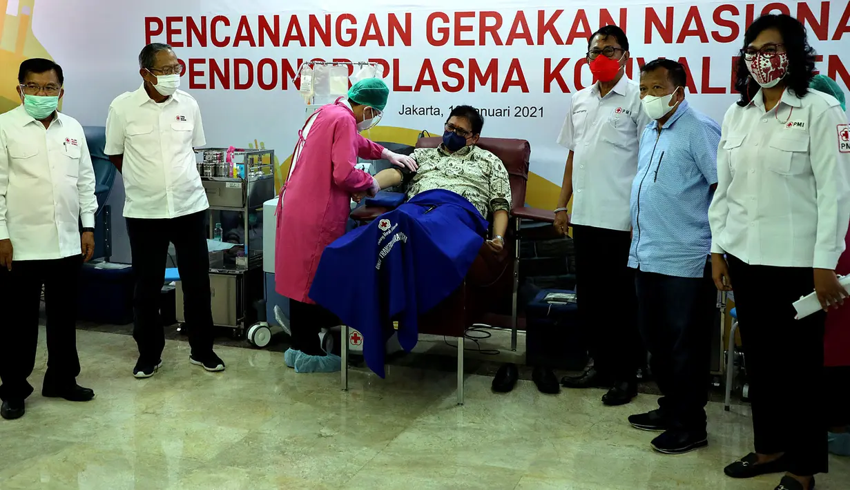 Ketua Umum PMI Jusuf Kalla (kiri) saat Menko Perekonomian Airlangga Hartarto (tengah) melakukan donor plasma konvalesen saat di Markas PMI, Jakarta, Senin (18/1/2021). Pencanangan Gerakan Nasional Pendonor Plasma Konvalesen diresmikan Wakil Presiden Ma'ruf Amin secara daring. (StaffJK/Ade Danhur)