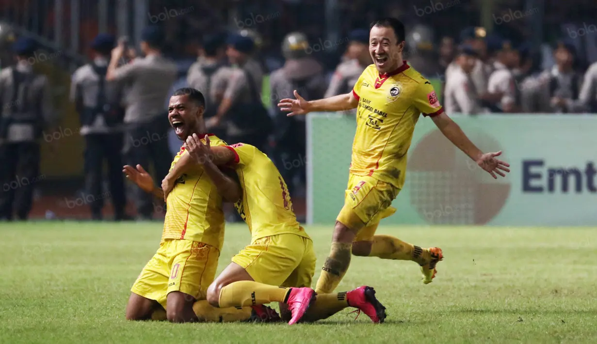 Pemain Sriwijaya FC, Hilton Moreira  merayakan golnya ke gawang Persija pada laga Torabika SC 2016 di Stadion Utama Gelora Bung Karno, Jakarta (24/6/2016). Sriwijaya unggul 1-0. (Bola.com/Nicklas Hanoatubun)