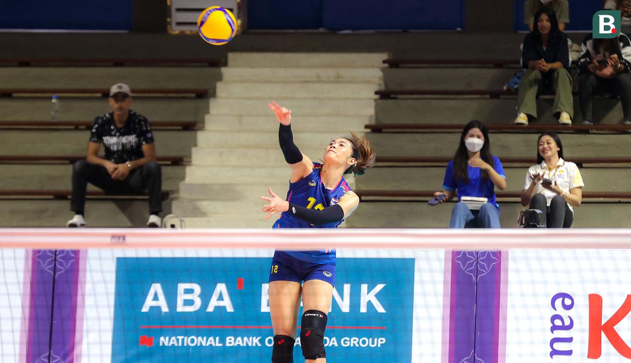 <p>Pemain Timnas Bola Voli Putri Thailand, Hattaya Bamrungsuk melakukan servis saat laga Grup A Bola Voli Putri SEA Games 2023 melawan Timnas Bola Voli Putri Indonesia di Olympic Complex Indoor Main Hall, Phnom Penh, Kamboja, Selasa (09/05/2023). (Bola.com/Abdul Aziz)</p>