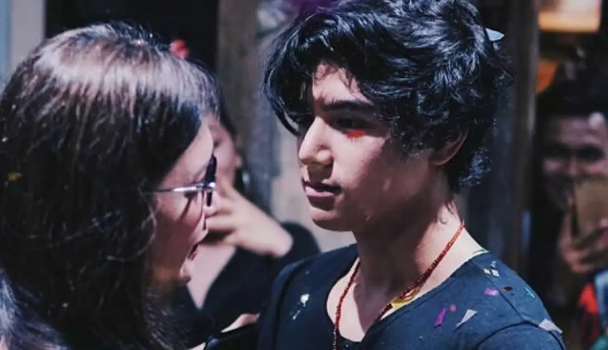 “Kamu adalah sosok paling kuat, berani dan perempuan pintar yang pernah aku kenal. Peluk dan cium untukmu, Bunda. Aku sangat mencintai kamu. Selamat ulang tahun, pahlawanku!” lanjut Al menuliskan. (Instagram/alghazali)