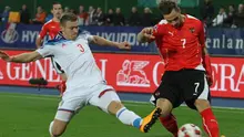 Gelandang serang tim nasional Austria, Marko Arnautovic (merah) bakal menghadapi dua calon kuat peraih gelar juara Piala Dunia 2018, yakni Jerman dan Brasil. (Bola.com/Reza Khomaini)