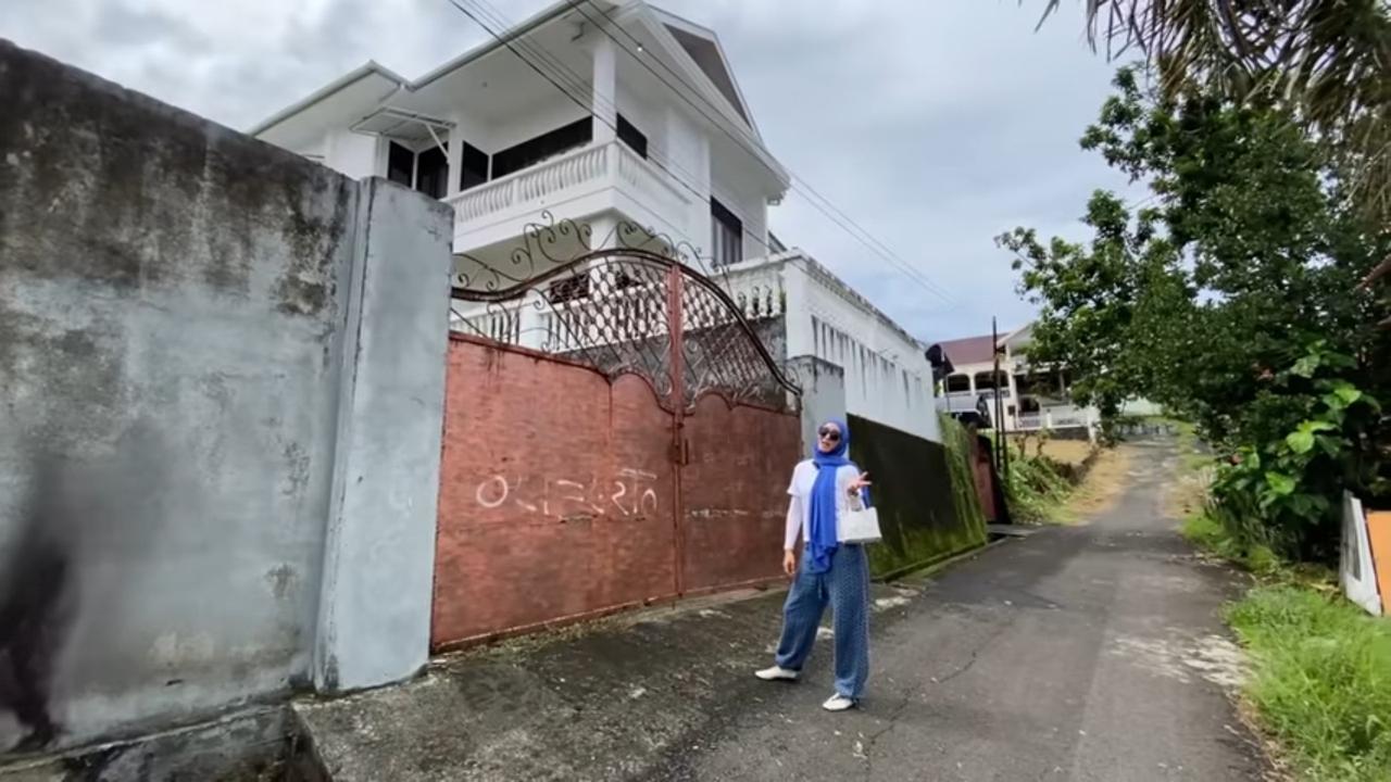 Mewah dan Megah, Angelina Sondakh Sambangi Rumah Masa Kecil di Manado, di Dalamnya Banyak Barang-barang Antik