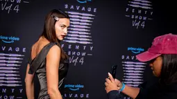 Irina Shayk berpose saat menghadiri Rihanna's Savage X Fenty Show Vol. 4 disajikan oleh Prime Video di Simi Valley, California; dan disiarkan pada 9 November 2022. Wanita 36 tahun itu juga memakai lipstik merah gelap dibibirnya yang vampy. (Matt Winkelmeyer/Getty Images/AFP)